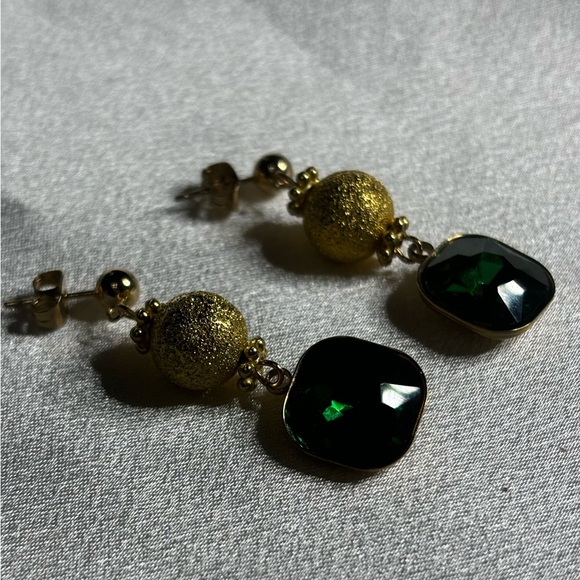Hand crafted beaded earrings gold stardust and emerald green faceted glass beads - Picture 4 of 4